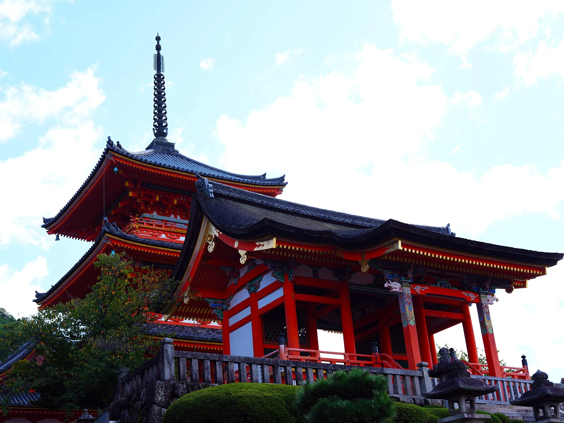 Kiyomizu-dera’s vermilion temple gate and pagoda in Kyoto