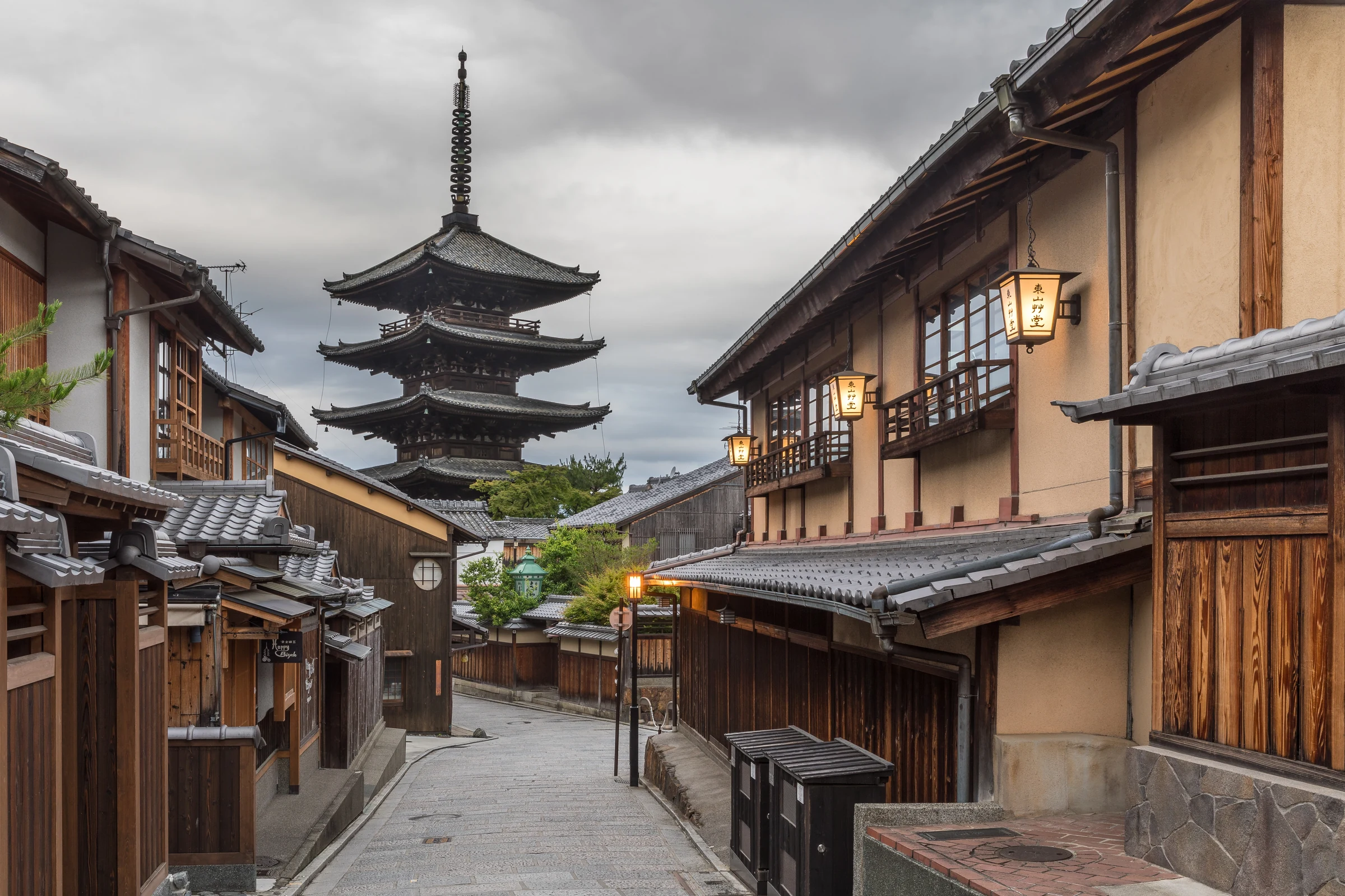 Kyoto street with Yasaka Pagoda