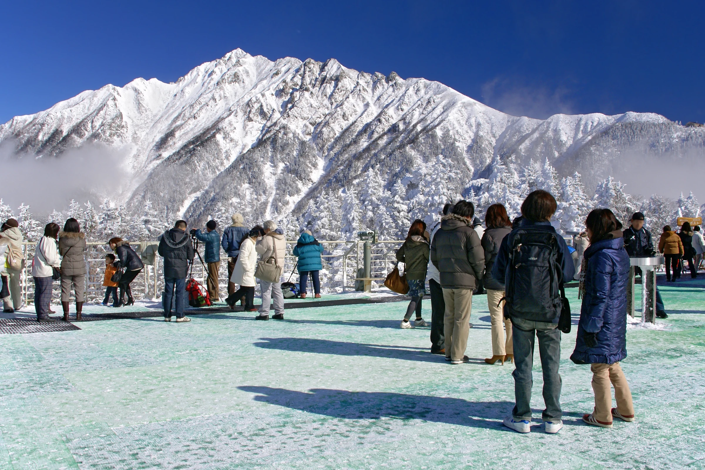 Snow-covered Hotaka peaks seen from the Shinhotaka observation area