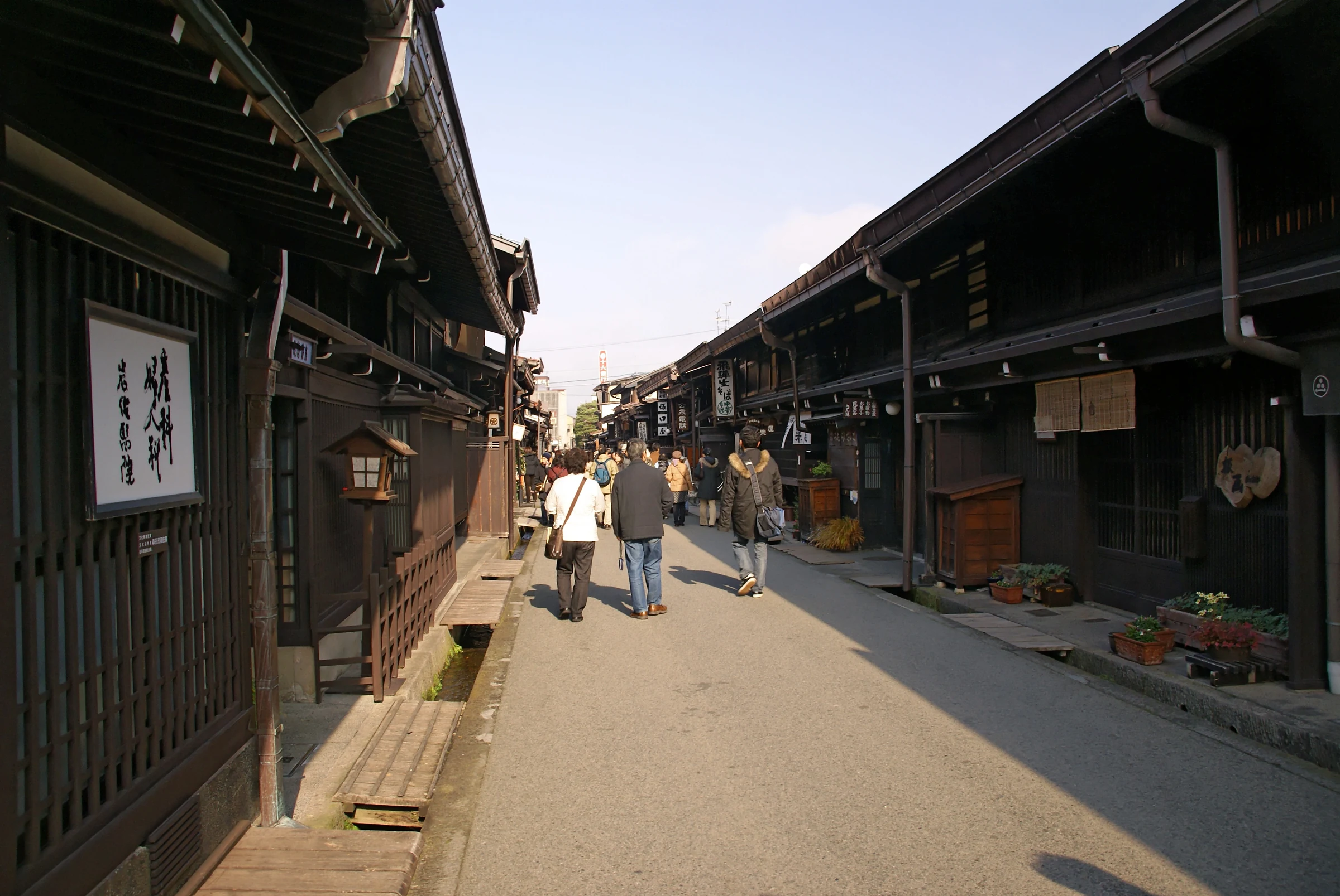 Wooden merchant houses along Sanmachi’s old streets in Takayama